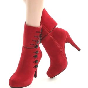 NWOT Gorgeous Stiletto Boots